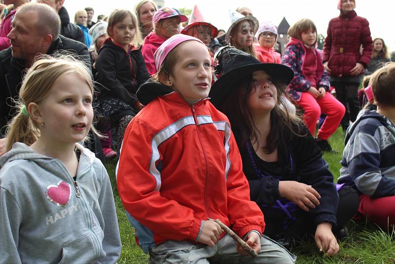 Na slet čarodějnic a čarodějů pozval v neděli malé Nymburáky na Špičku nymburského Přístavu veselý klaun Krejčík Honza.