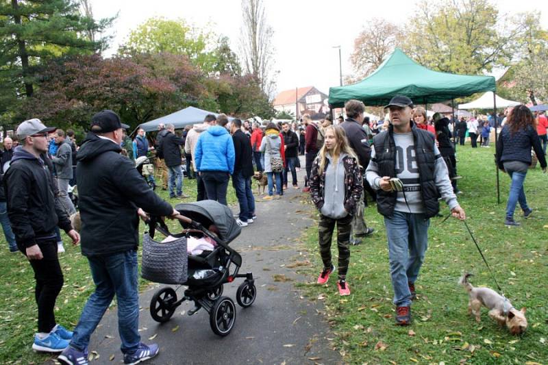 Na podzimní Restaurant Day přišly k zimnímu stadionu stovky lidí.