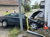 Z dopravní nehody na Nymbursku. Šofér pravděpodobně kvůli mikrospánku narazil do domu naproti motorestu Kopičák.
