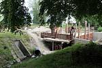 Stavba mostku přes potok Liduška na příjezdové silnici k nymburskému sídlišti postupuje podle plánu a měla by být dokončena v říjnu.