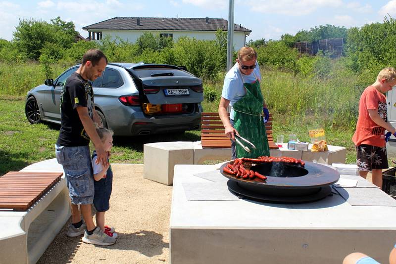 Nový komplex obsahuje tři dětská hřiště pro menší i větší děti, parkurové, workoutové a multifunkční hřiště, relaxační a piknikovou zónu s grilem a dvě pítka.