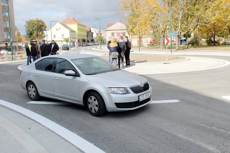 Z otevření kruhového objezdu u bazénu a budovy policejního ředitelství v Nymburce.