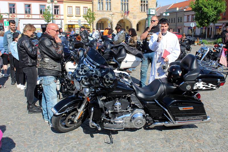 Za start letošní První míle si královéhradecký H.O.G Chapter klub sdružující majitele nablýskaných harlejů vybral nymburské náměstí.