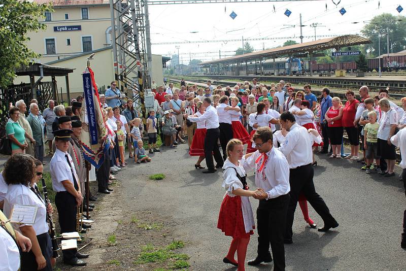 Legiovlak se třinácti vagóny, který byl postaven jako připomínka 100 let od těžkých časů československých legionářů v Rusku, stojí v těchto dnech na nádraží v Lysé nad Labem.