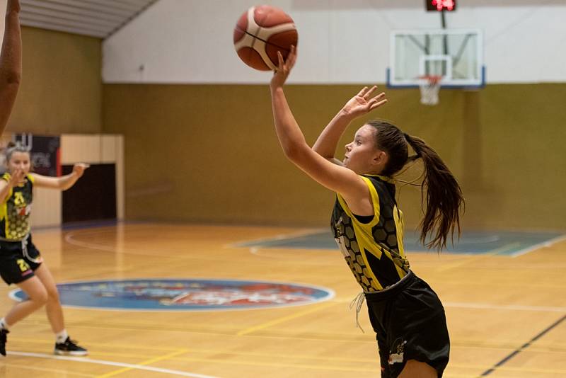 Z basketbalového utkání žákovské ligy starších žákyň U15 Slaný - Sadská 51:59