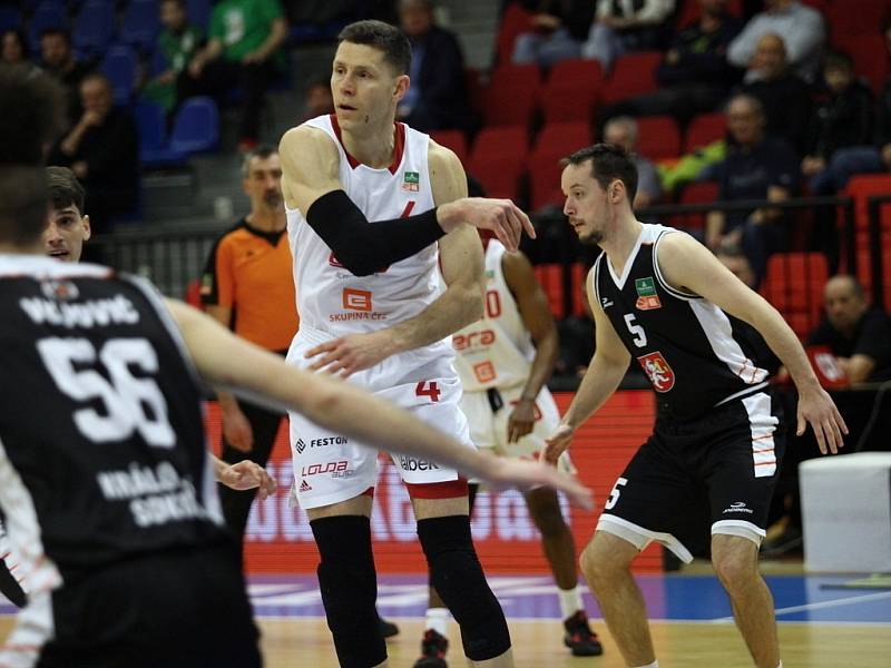 Z basketbalového utkání nadstavbové části Kooperativa NBL Nymburk - Hradec Králové (110:83)