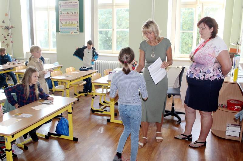 Nový školní rok začal na Základní škole Tyršova v Nymburce shromážděním před školou i testováním ve třídách.