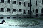 Dvůr bývalé boleslavské věznice a na něm vězeň Ivan Trojan ve filmu Šarlatán.