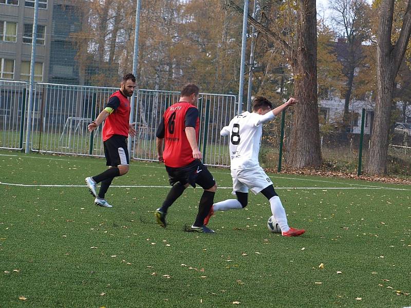 Fotbalisté rezervy poděbradské Bohemie (v bílém) hráli na svém hřišti nerozhodně 2:2 s týmem Kostomlat.