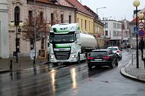 Město nebudou moci projíždět veškerá nákladní auta. A to nejen ta s váhou nad 12 tun, jak to platí nyní, ale ani ta nenaložená.