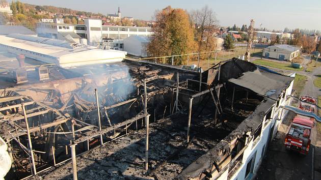 Požár výrobní haly v Lysé nad Labem.