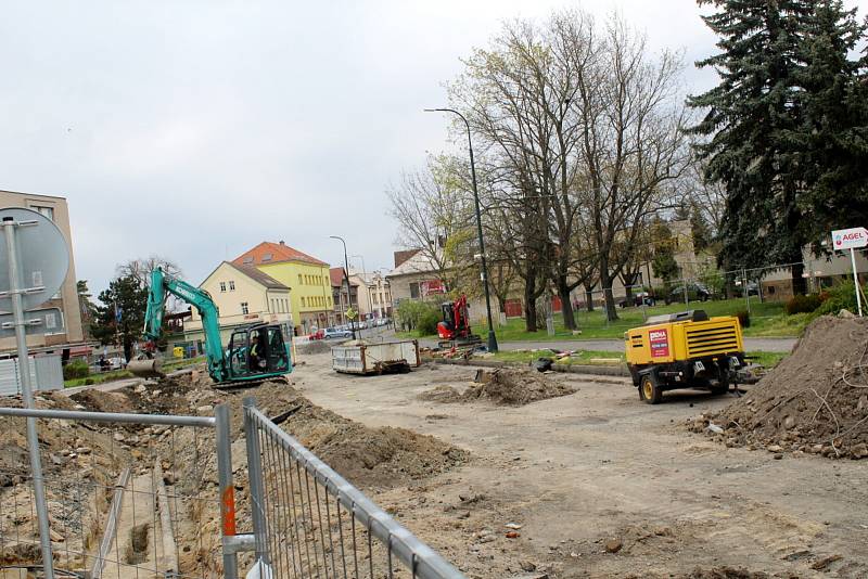 Problémy se stavbou dvou kruhových objezdů u nemocnice v Nymburce neberou konce.