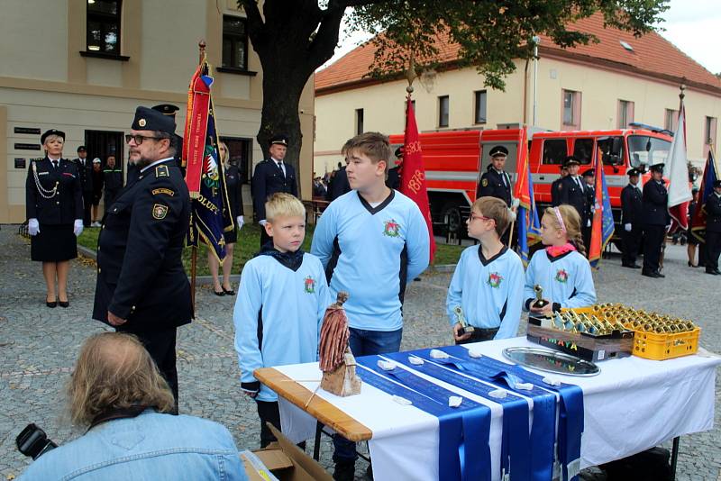 Velká sláva se uskutečnila v sobotu odpoledne na hlavním náměstí v Sadské. Ve zdejší opravené budově bylo otevřeno první důstojné hasičské muzeum v rámci širokého regionu.