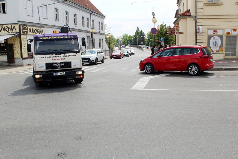 Po diskutovaném přechodu na Jiřího náměstí v Poděbradech zbyly jen nezřetelné čáry.