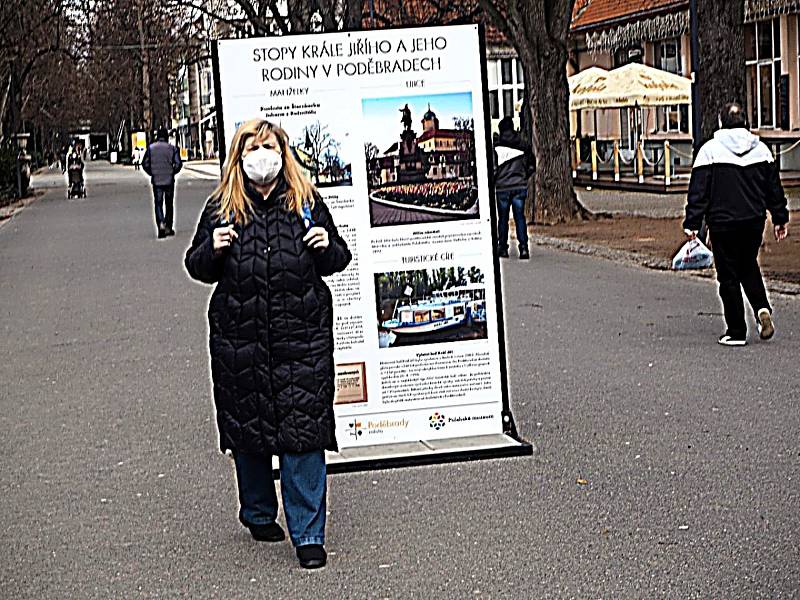 Z výstavy o českém králi Jiřím z Poděbrad na lázeňské kolonádě.