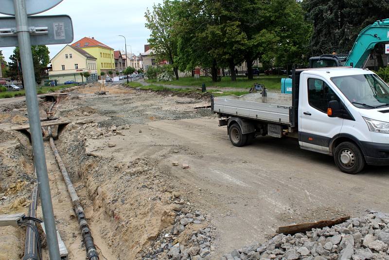 Práce na stavbě druhého kruhového objezdu už 10 dnů stojí.