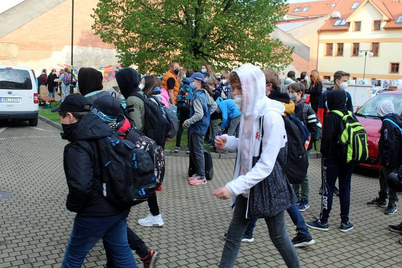 Návrat žáků druhého stupně do školy. Někteří školáci ze ZŠ Tyršova v Nymburce z toho příliš nadšení nebyli.