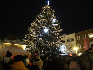 Z rozsvěcení nymburského vánočního stromu na náměstí.