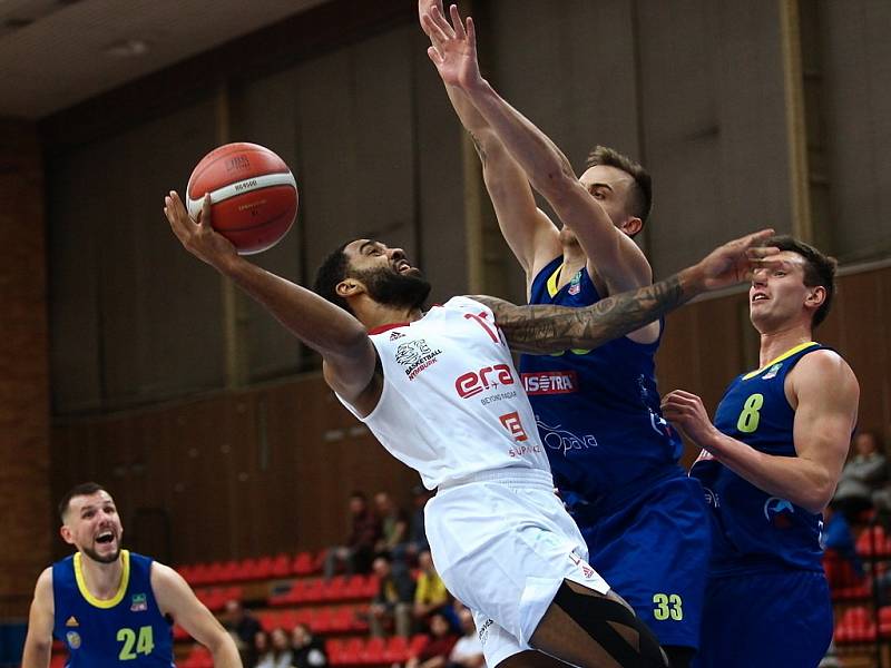 Z basketbalového utkání Kooperativa NBL Nymburk - Opava (91:82)