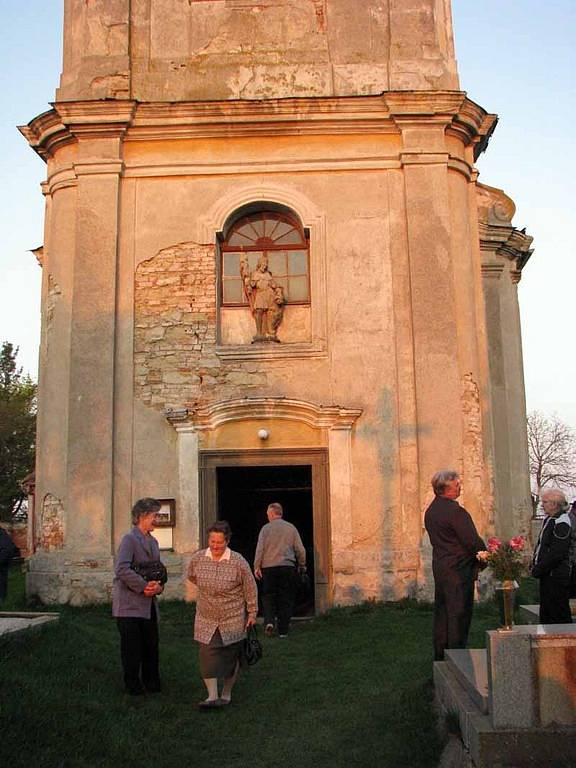 V kostele v Hrubém Jesníku se v sobotu večer  konala velikonoční bohoslužba.
