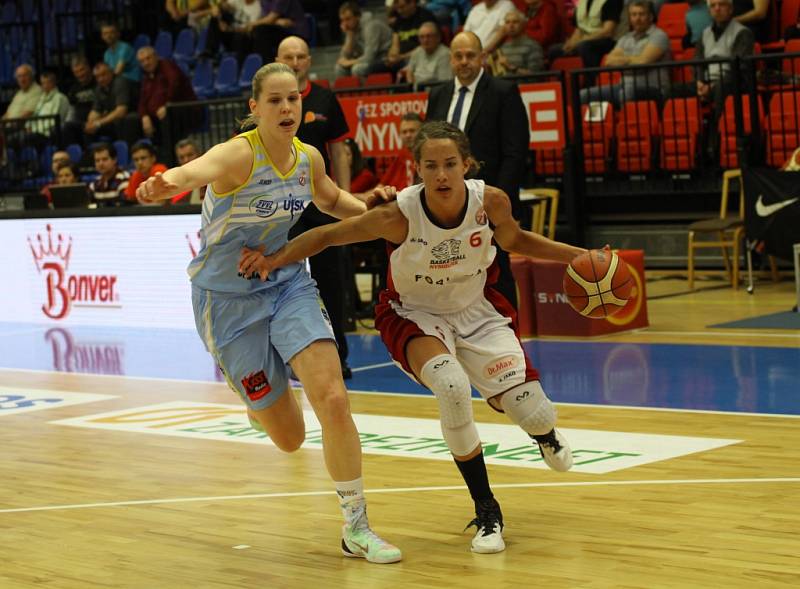 Z basketbalového finále žen Nymburk - USK Praha (44:83)