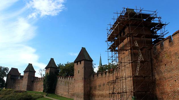 Tento týden vyrostlo lešení kolem jedné z hradebních věží, která je součástí historického opevnění a odděluje lokalitu Na Rejdišti od parku pod hradbami.