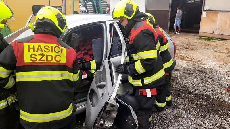 Uvnitř vozidla se v době nehody nacházela zraněná jedna dospělá osoba, řidič, který měl dolní končetiny zaklíněné pod pedály. Dále zůstal v autě také živý pes a střelná zbraň.