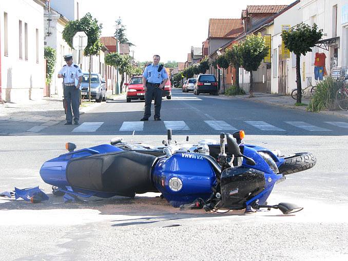 V Nymburce v pondělí odpoledne havaroval motorkář.