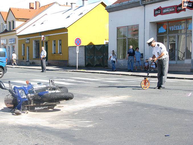 V Nymburce v pondělí odpoledne havaroval motorkář.