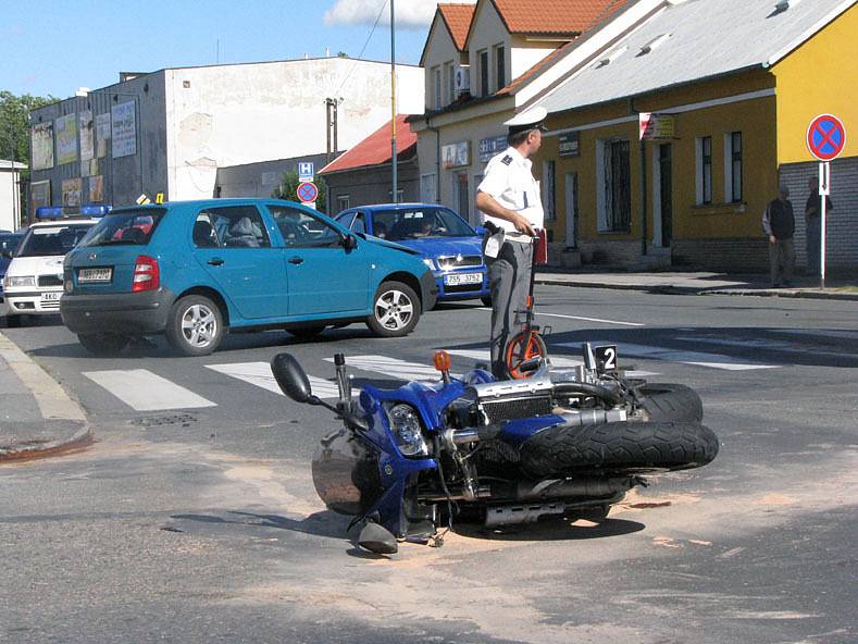 V Nymburce v pondělí odpoledne havaroval motorkář.