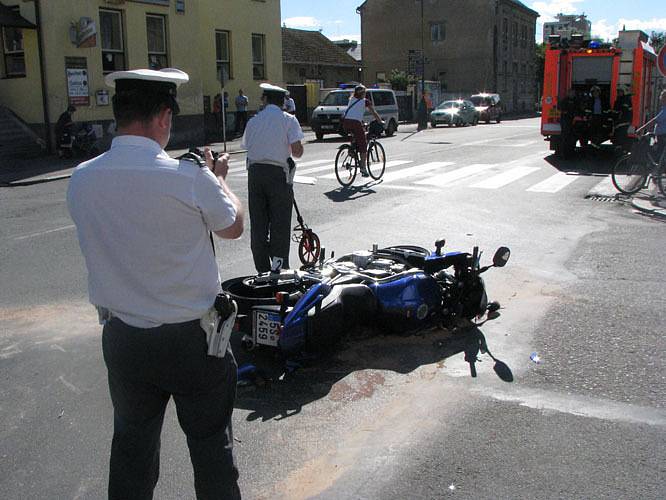 V Nymburce v pondělí odpoledne havaroval motorkář.