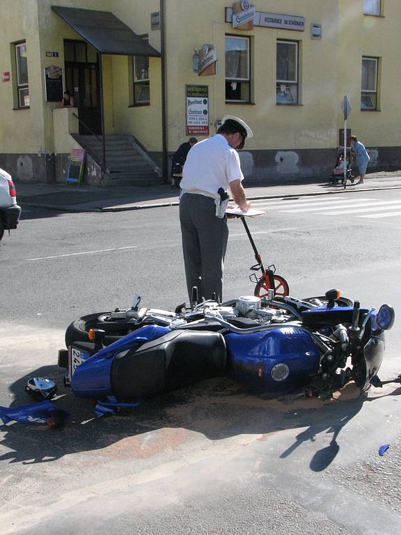 V Nymburce v pondělí odpoledne havaroval motorkář.