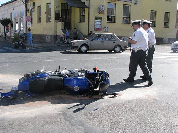 V Nymburce v pondělí odpoledne havaroval motorkář.