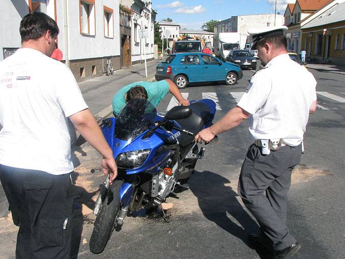 V Nymburce v pondělí odpoledne havaroval motorkář.