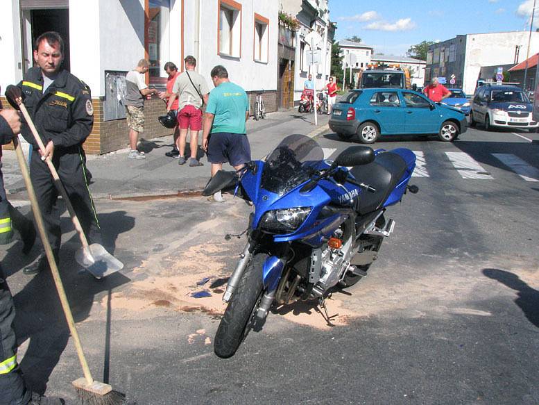 V Nymburce v pondělí odpoledne havaroval motorkář.