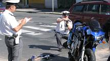 V Nymburce v pondělí odpoledne havaroval motorkář.