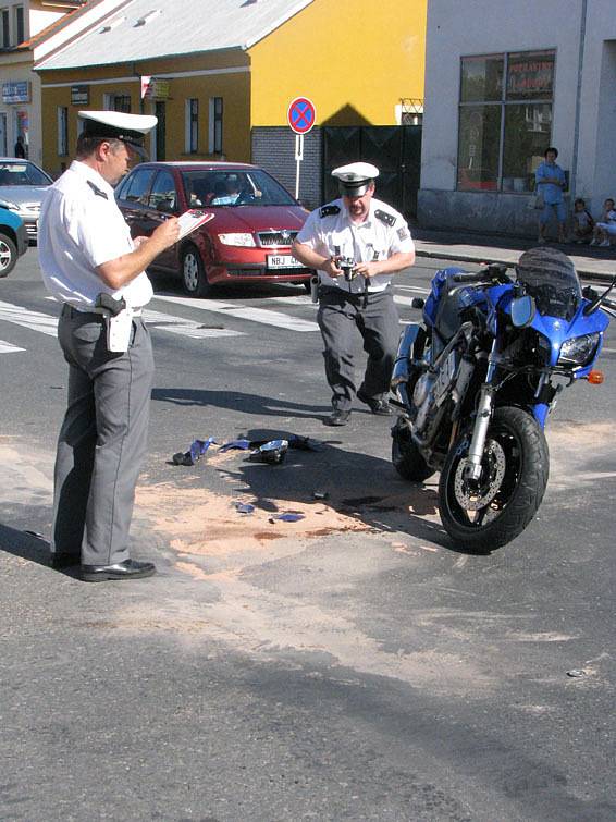 V Nymburce v pondělí odpoledne havaroval motorkář.