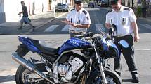 V Nymburce v pondělí odpoledne havaroval motorkář.