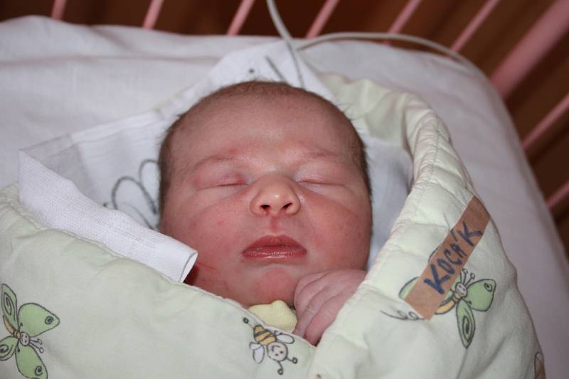 JAKOUBEK! Jakub KOCÁK se narodil 18. února 2016 v 8.17 hodin s mírami 4 430 g a 52 cm. Bude bydlet ve Mcelích s rodiči Janou a Martinem a Kristiánem (3,5).