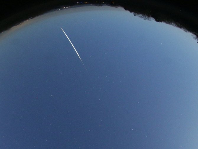 Výřez z celooblohového snímku bolidu ze 3. prosince 2017 pořízeného automatickou digitální bolidovou kamerou české bolidové sítě na stanovišti Astronomického ústavu AV ČR v Ondřejově. Světlé pozadí oblohy je způsobeno měsíčním úplňkem.