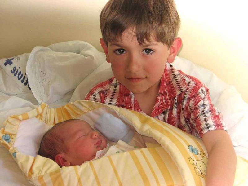 Adam Vrabec se narodil 9. května ve 20.20 hodin mamince Lucii. Měřil přesně půl metru a vážil 3,83 kg. Z 3D ultrazvuku Lucie s manželem Václavem věděli, že se narodí kluk, ale nikomu to prý neprozradili. Doma jsou v Oskořínku
