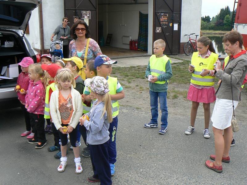 Při dopravní akci asistovaly děti z Kostelní Lhoty