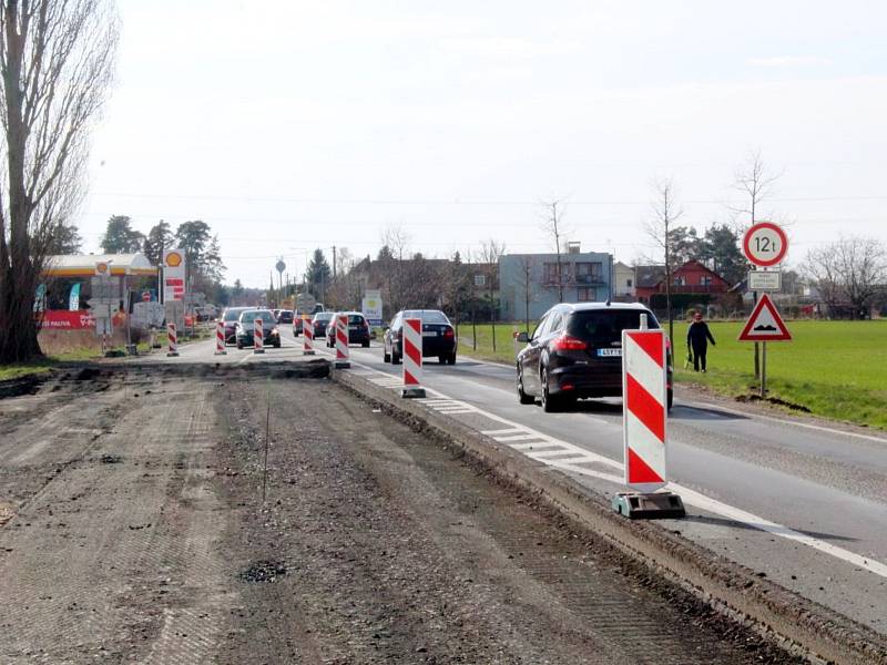 Doprava v blízkosti křižovatky mezi Poděbrady, Přední Lhotou a Pískovou Lhotou v době její přestavby na oválný kruhový objezd.