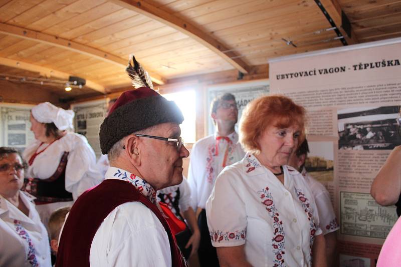 Legiovlak se třinácti vagóny, který byl postaven jako připomínka 100 let od těžkých časů československých legionářů v Rusku, stojí v těchto dnech na nádraží v Lysé nad Labem.