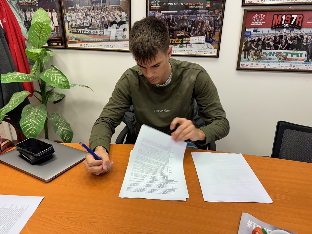 FOTO: Nymburk podepsal smlouvu s talentovaným odchovancem Kováčikem -  Nymburský deník