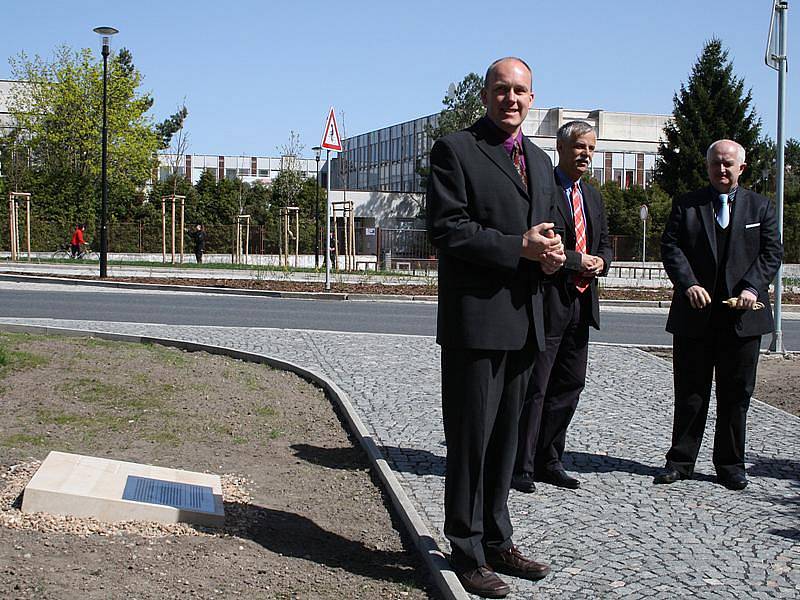 Desku odhalili starosta Ladislav Langr spolu s předsedou Židovské obce Prahy Františkem Banayem.