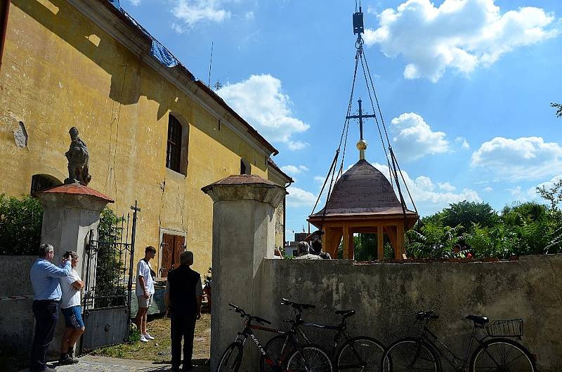 Báň se vrátila na špici kostela v Kostelní Lhotě.