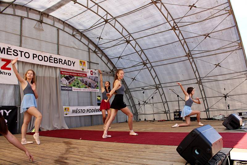 Finalistky Miss České republiky defilovaly v Poděbradech u lázeňské kolonády.