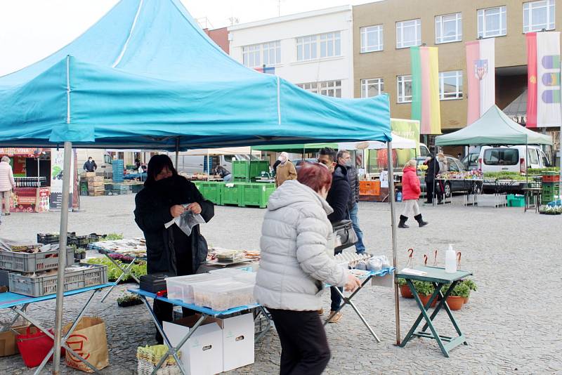 Farmářské trhy na náměstí Přemyslovců v Nymburce.