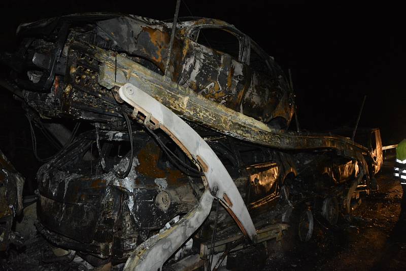 Na hradecké dálnici D11 shořela v noci přepravovaná auta